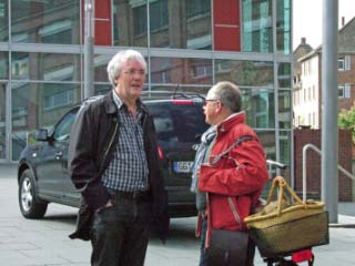Skeptischer Blick zur STEG? STEG im Rücken? Zwei mit unteschiedlichen Blickwinkeln?